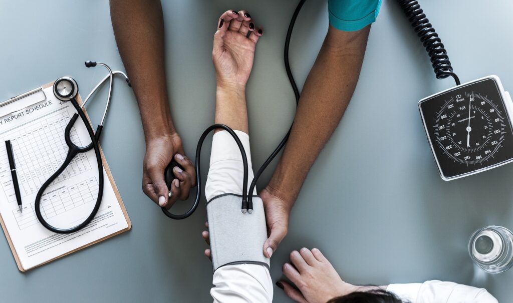 Prevenir a diabetes com a ajuda dos profissionais de saúde.
